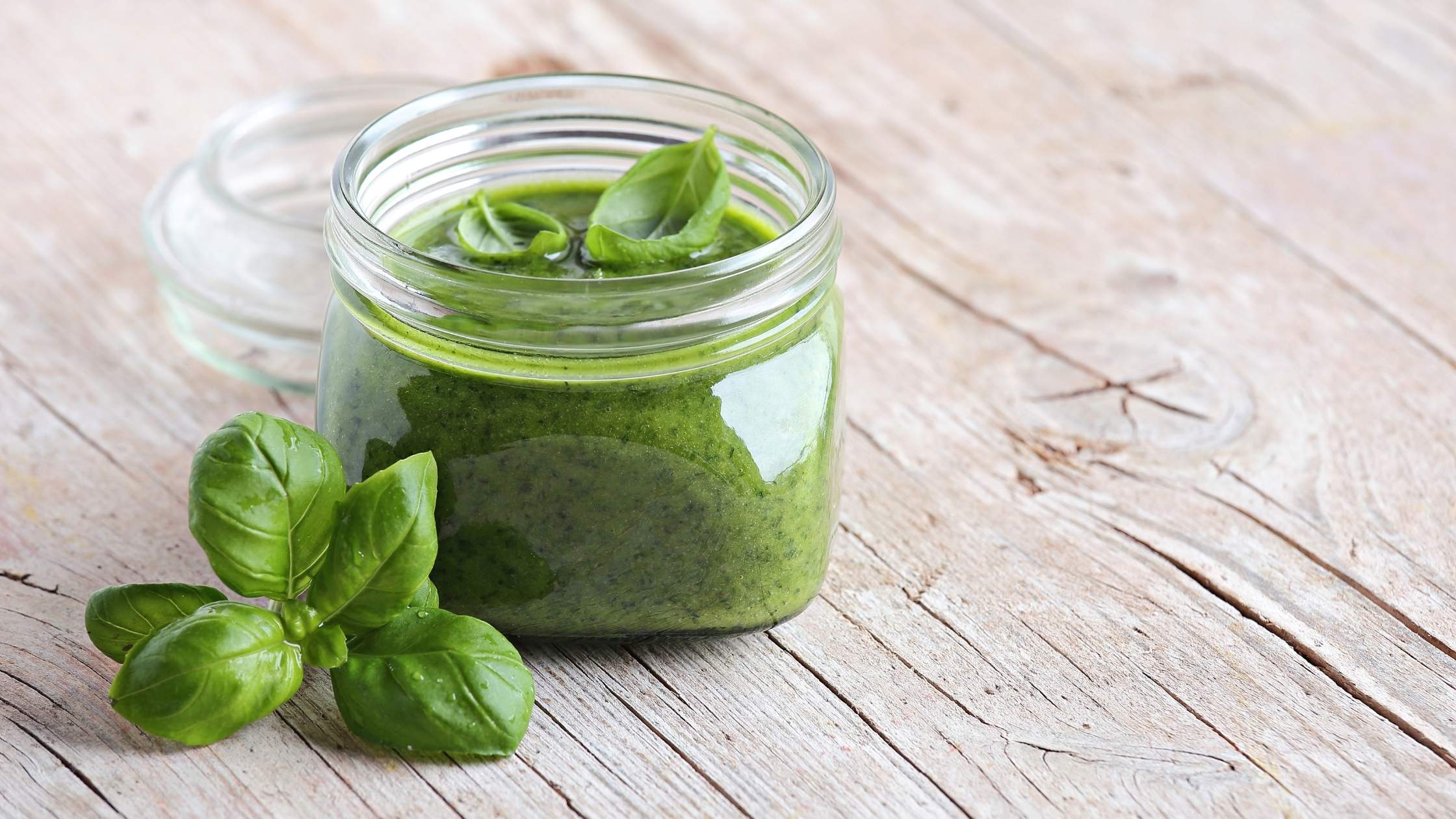 Frisches Basilikum-Pesto, Einfaches leckeres Rezept. Gesundheits- und Ernährungscoach, Rosacea-Expertin, Claudia Rönsch, Hamburg